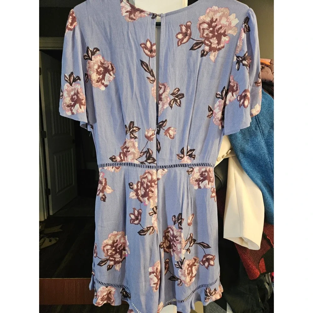 ASTR The Label Blue Floral Short Sleeve V Neck Romper Size M Ky Derby Ready! - Picture 4 of 4
